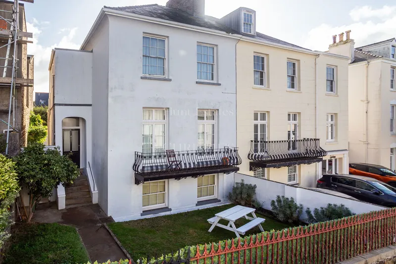 Six Bedroom Townhouse – Two Generation Or Home With Income — main photograph