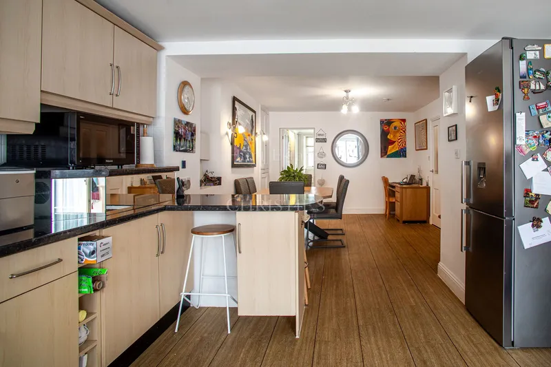 Six Bedroom Townhouse – Two Generation Or Home With Income — photograph 5