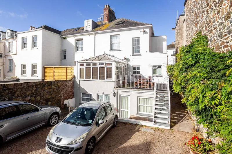Six Bedroom Townhouse – Two Generation Or Home With Income — photograph 3