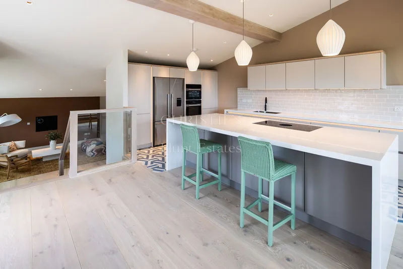 STYLISH HOME WITH COUNTRY & SEA VIEWS — photograph 9