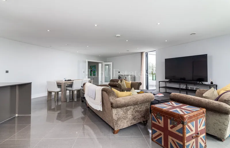St. Aubin’s Bay Views From This Immaculate Apartment — photograph 4