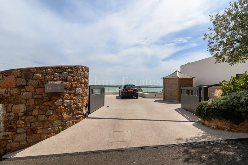 St. Aubin’s Bay Views From This Immaculate Apartment — photograph 3