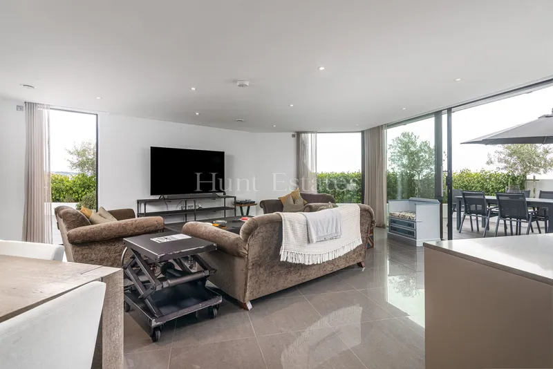 St. Aubin’s Bay Views From This Immaculate Apartment — photograph 6