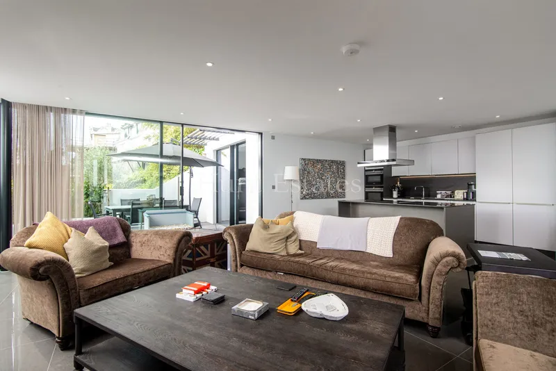 St. Aubin’s Bay Views From This Immaculate Apartment — photograph 8
