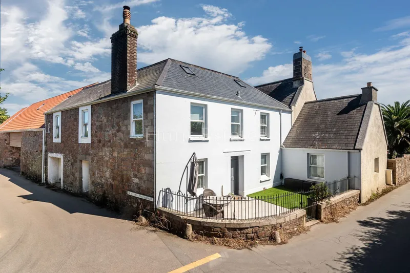 A Characterful 18th Century Home in Rural Trinity — photograph 2