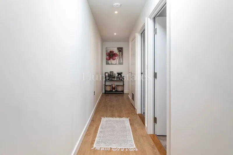 Stylish Modern Two Bedroom Apartment In Town — photograph 10