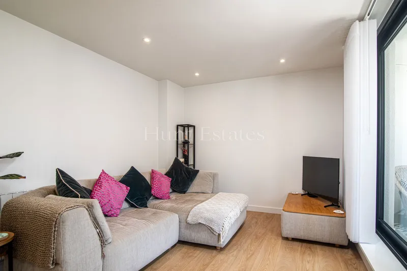 Stylish Modern Two Bedroom Apartment In Town — photograph 3