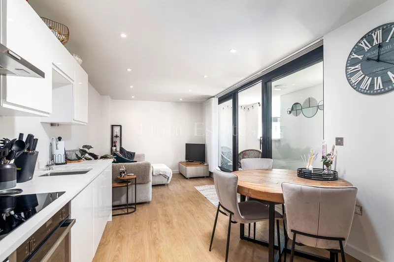 Stylish Modern Two Bedroom Apartment In Town — photograph 6