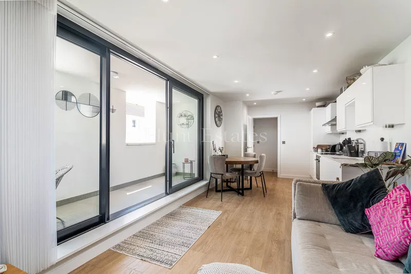Stylish Modern Two Bedroom Apartment In Town — main photograph