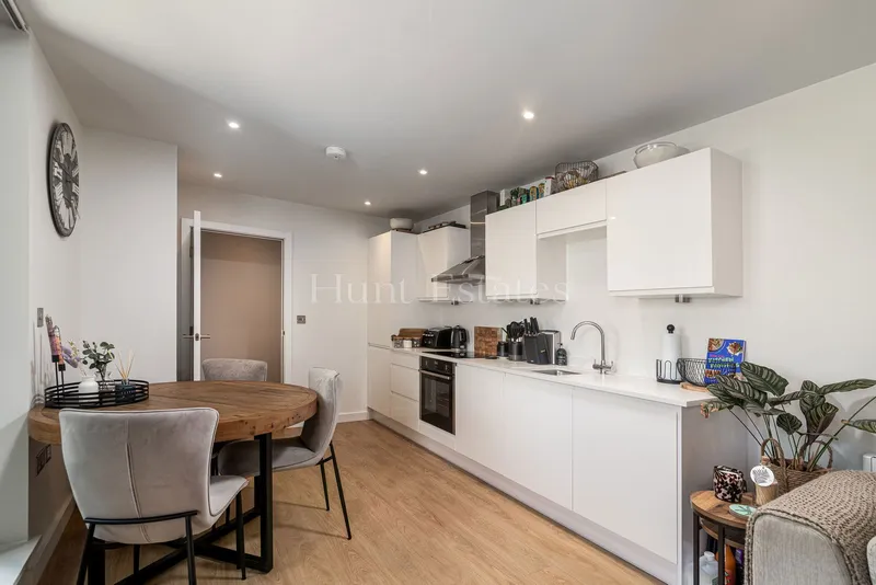 Stylish Modern Two Bedroom Apartment In Town — photograph 4