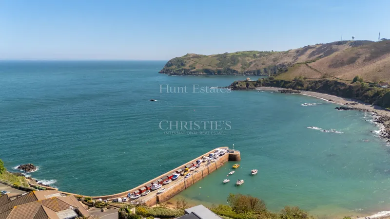 Penthouse Apartment Set in Picturesque Location with Sea Views — photograph 2