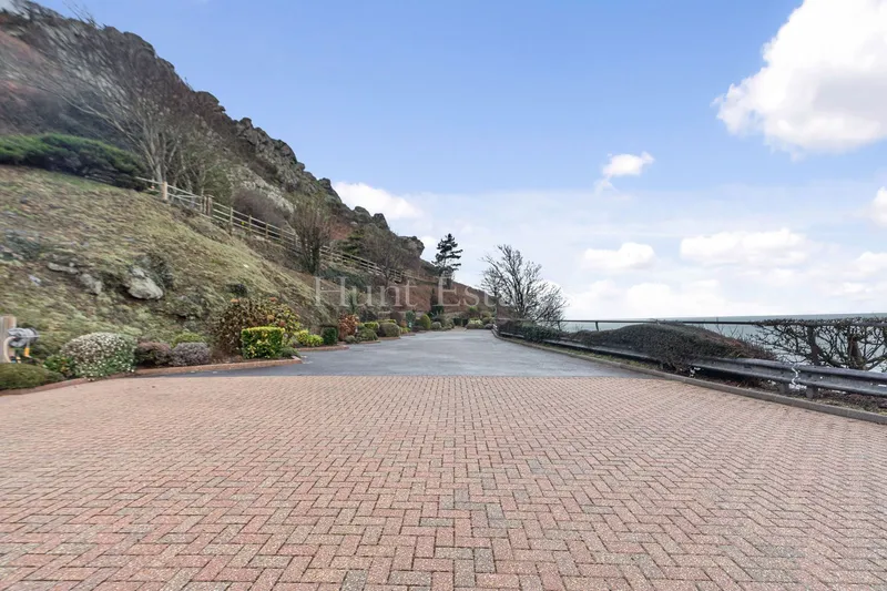 Penthouse Apartment Set in Picturesque Location with Sea Views — photograph 4