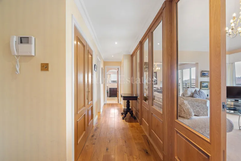 Penthouse Apartment Set in Picturesque Location with Sea Views — photograph 7