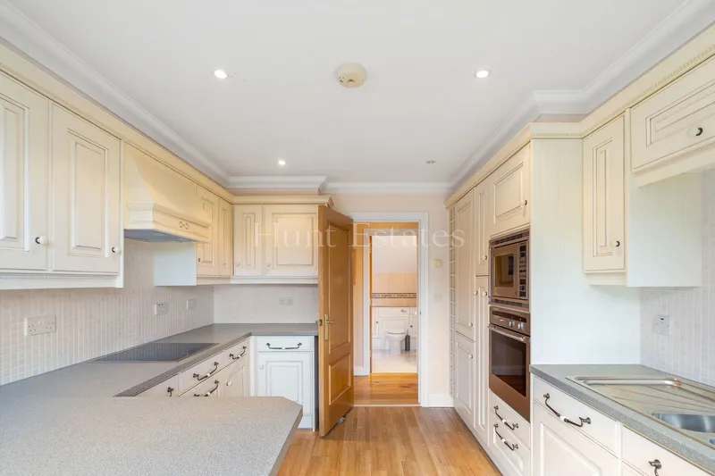 Penthouse Apartment Set in Picturesque Location with Sea Views — photograph 6