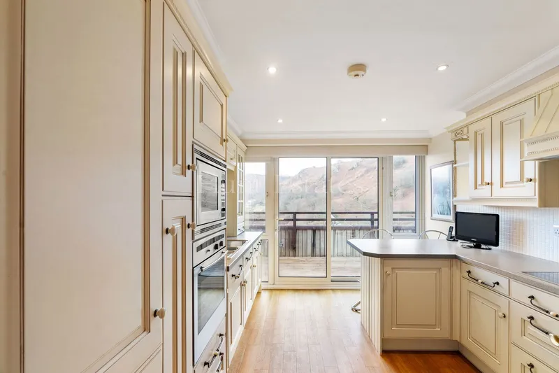 Penthouse Apartment Set in Picturesque Location with Sea Views — photograph 5