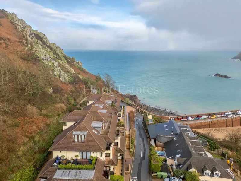 Penthouse Apartment Set in Picturesque Location with Sea Views — photograph 3