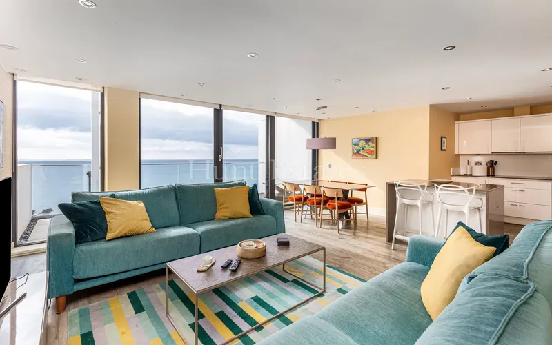 Stylish Coastal Apartment with Sea Views — photograph 3