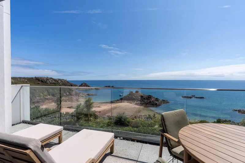 Stylish Coastal Apartment with Sea Views — main photograph