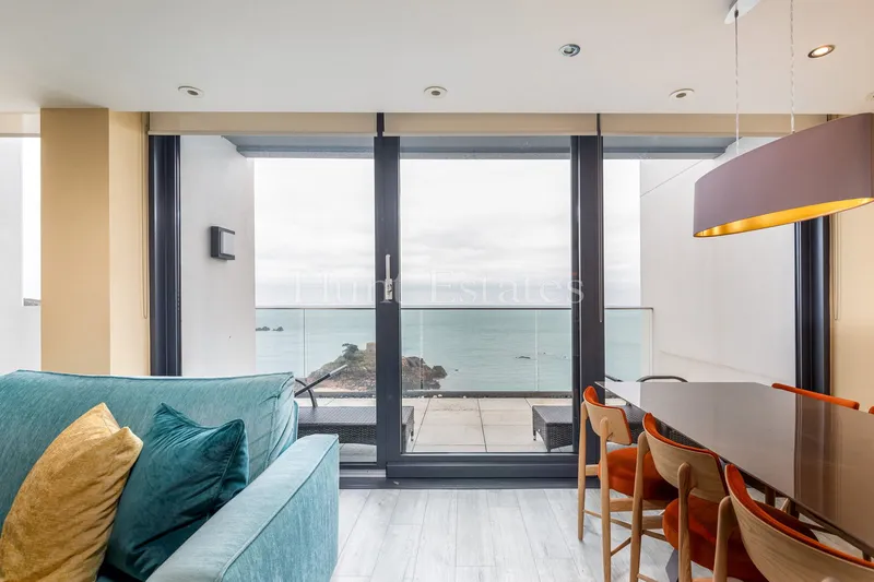 Stylish Coastal Apartment with Sea Views — photograph 5