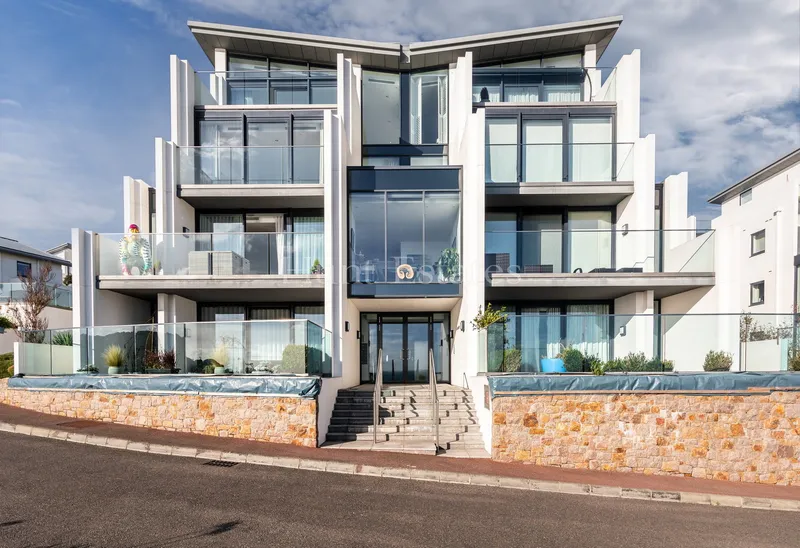 Stylish Coastal Apartment with Sea Views — photograph 4