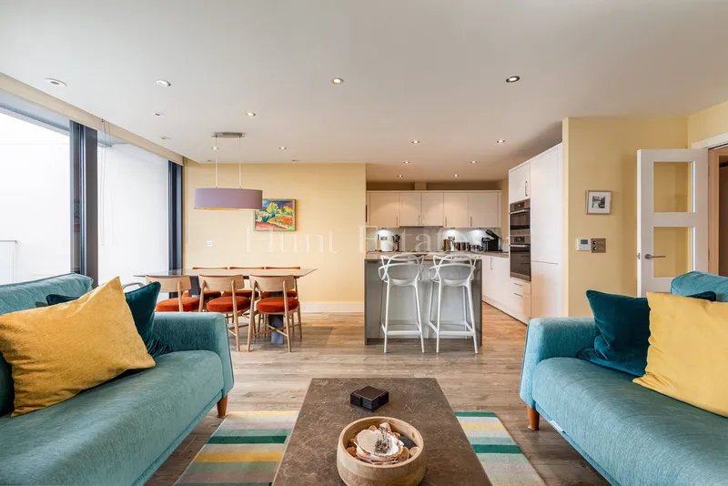 Stylish Coastal Apartment with Sea Views — photograph 6