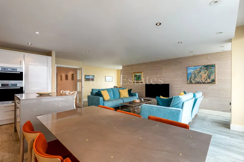 Stylish Coastal Apartment with Sea Views — photograph 9