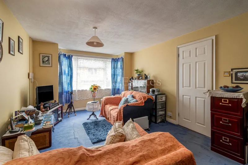 Purpose Built Two Bedroom Apartment with Parking — photograph 4
