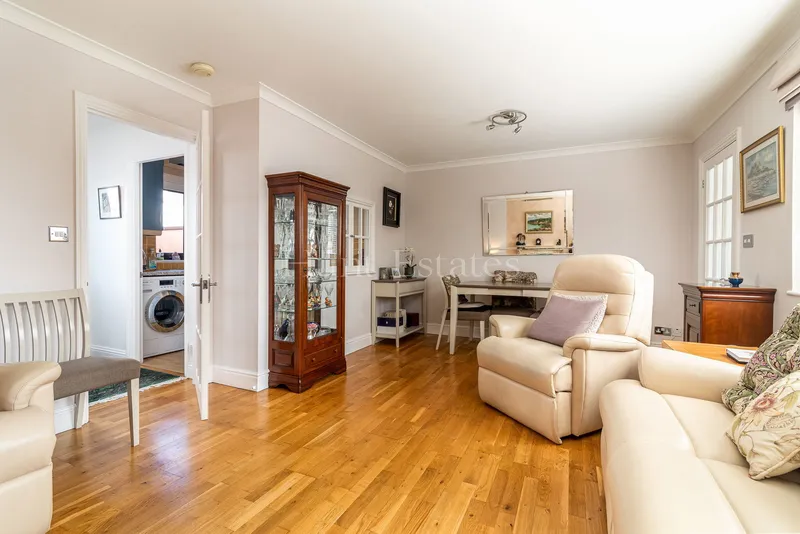 Delightful 2 Bedroom Cottage Near The Beach — photograph 3