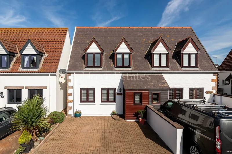 Delightful 2 Bedroom Cottage Near The Beach — main photograph