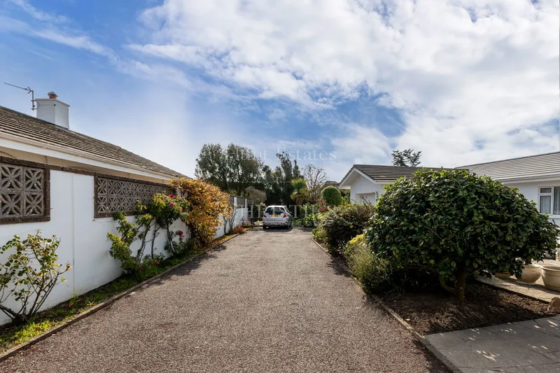 Detached Three Bedroom Bungalow In St Brelade — photograph 4