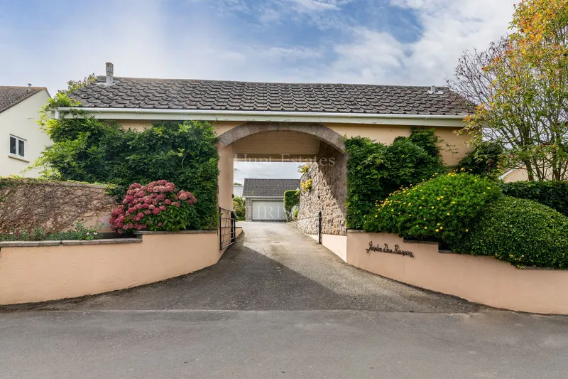 Detached Bungalow Offering Space And Privacy Within An Extensive Plot — photograph 3