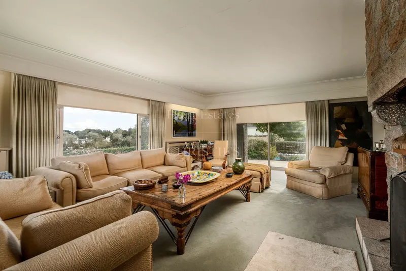 Detached Bungalow Offering Space And Privacy Within An Extensive Plot — photograph 10