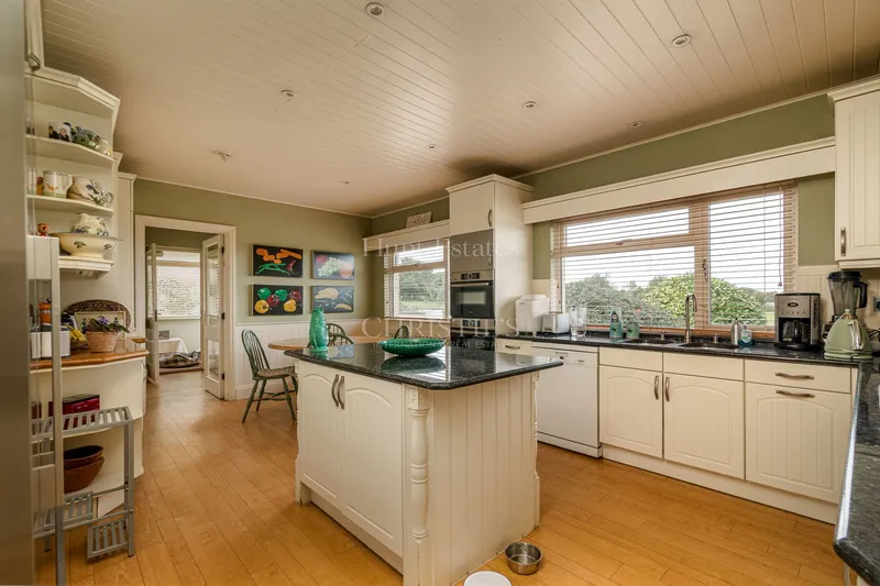 Detached Bungalow Offering Space And Privacy Within An Extensive Plot — photograph 5