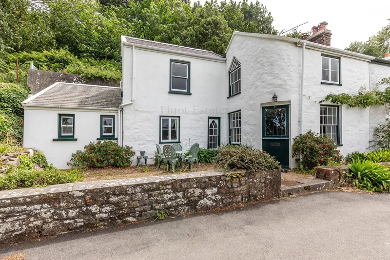 Idyllic Two Bedroom Cottage With Sea Views — main photograph