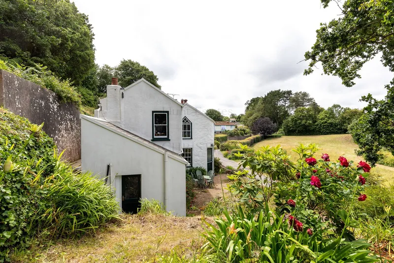 Idyllic Two Bedroom Cottage With Sea Views — photograph 2