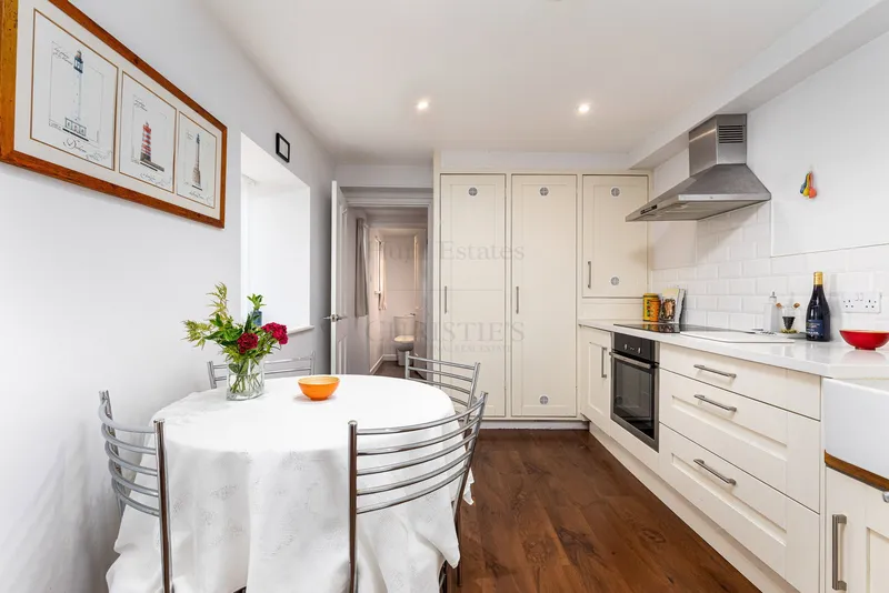 Idyllic Two Bedroom Cottage With Sea Views — photograph 4