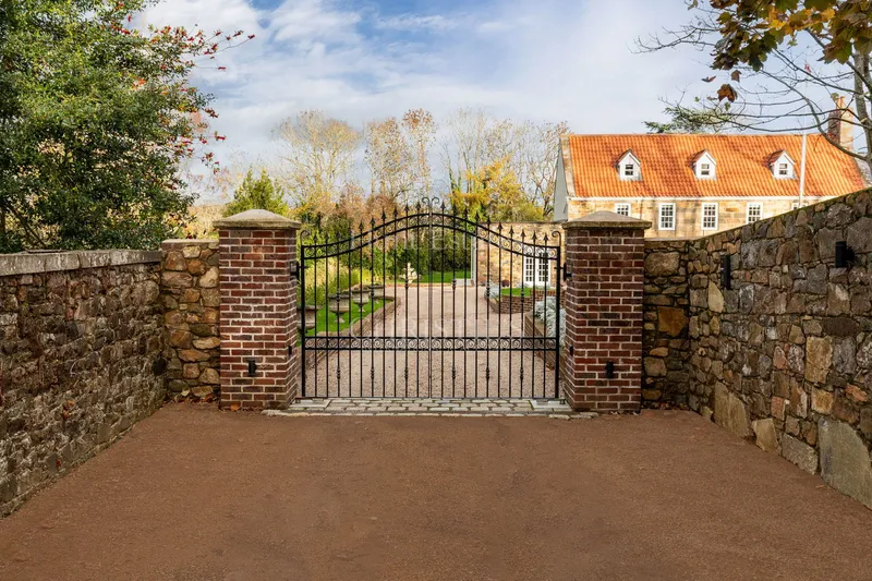 Gated Traditional Style Granite Residence — photograph 2