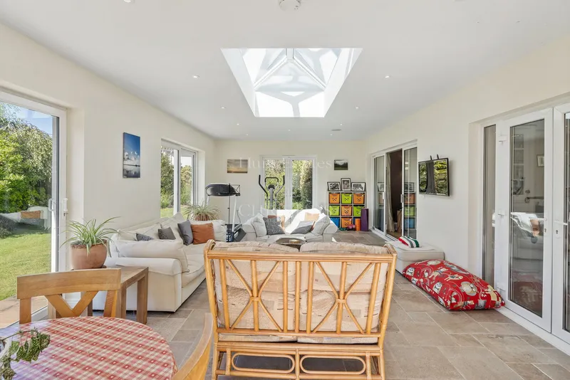 Detached Five Bedroom Family Home — photograph 10