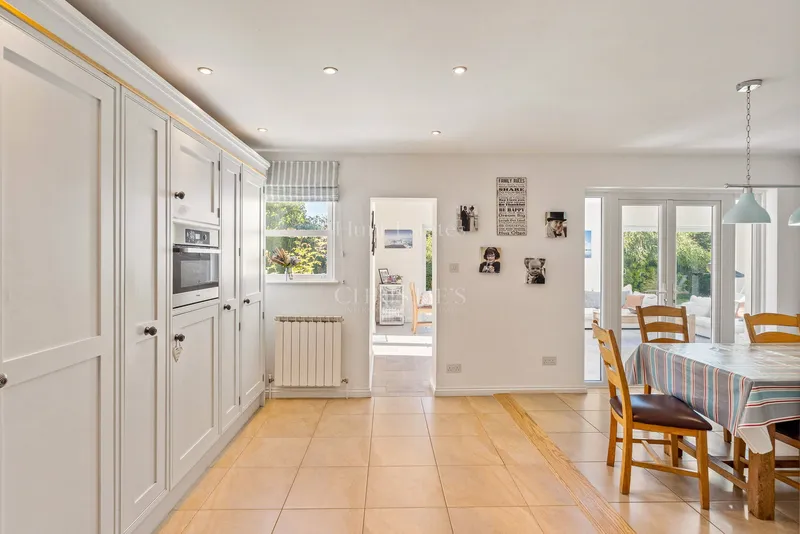 Detached Five Bedroom Family Home — photograph 7