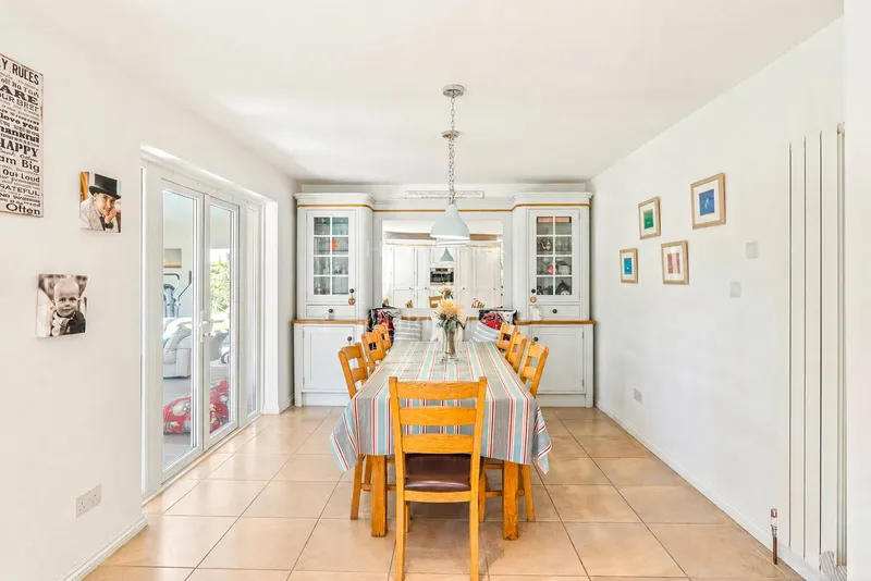 Detached Five Bedroom Family Home — photograph 8