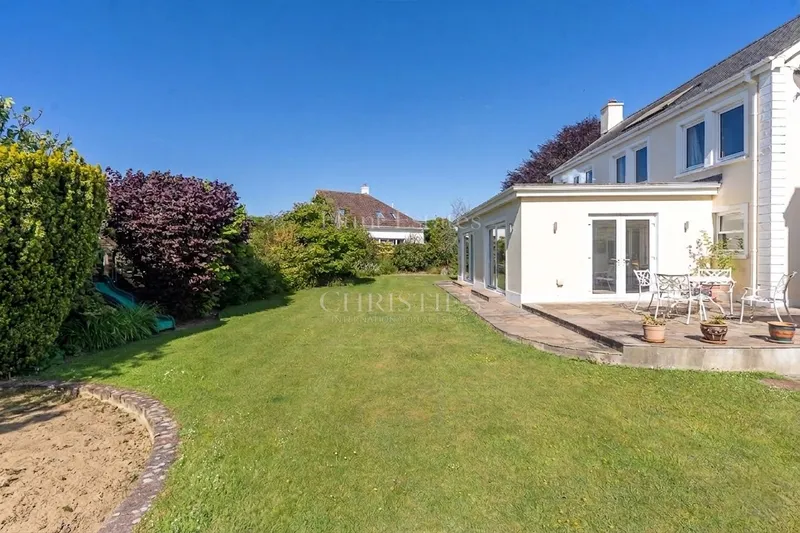 Detached Five Bedroom Family Home — photograph 2
