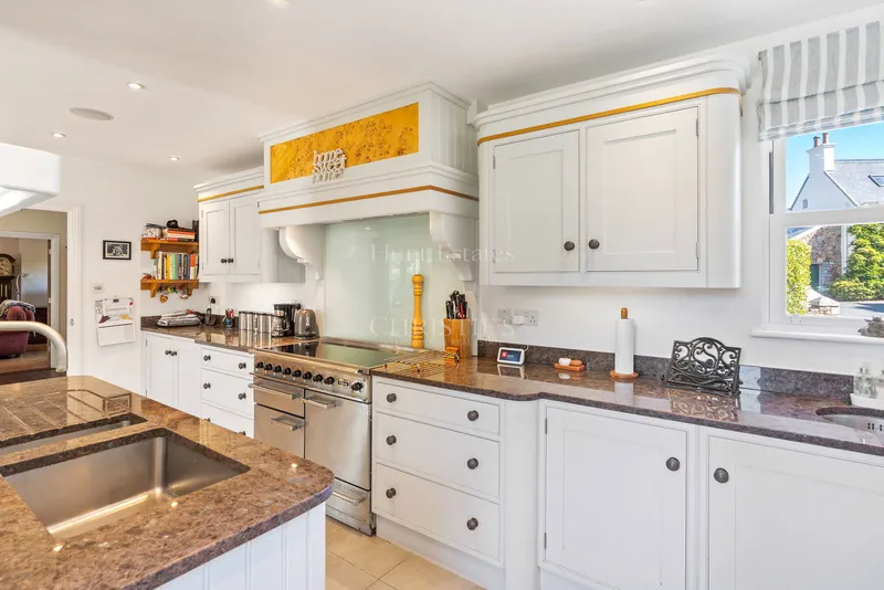 Detached Five Bedroom Family Home — photograph 4