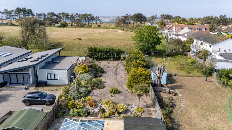 Opportunity For One or Two Properties On Large Site — photograph 2