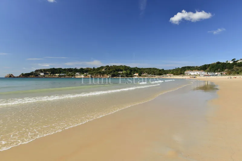ST BRELADE’S BAY TWO-BEDROOM APARTMENT AVAILABLE TO NON-JERSEY RESIDENTS — photograph 2