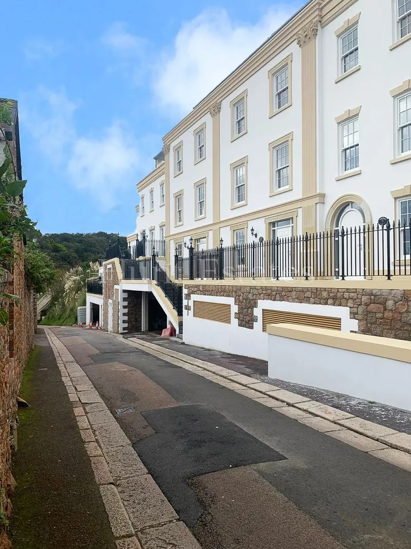 Four Bedroom St Aubin’s Home with Sea Views — photograph 2