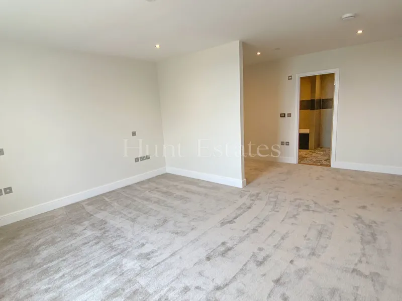 Four Bedroom St Aubin’s Home with Sea Views — photograph 8
