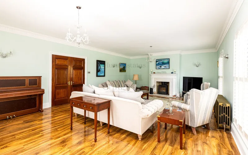 Impressive Georgian Style Furnished Detached Home With Annexe — photograph 3