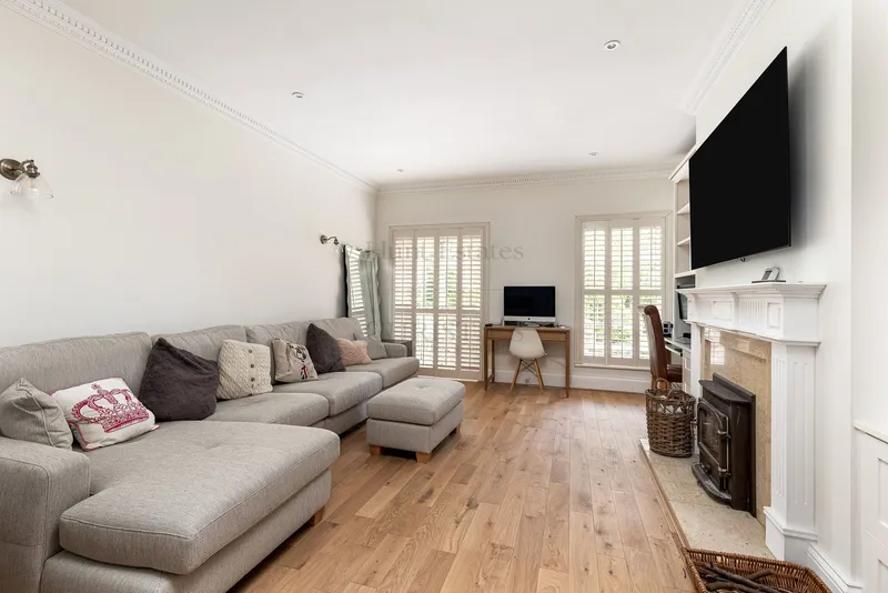 Impressive Georgian Style Furnished Detached Home With Annexe — photograph 9