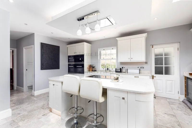 Impressive Georgian Style Furnished Detached Home With Annexe — photograph 6