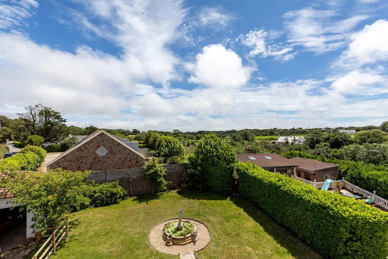 Four Bedroom Family Home with Outdoor Pool & Gardens — photograph 8